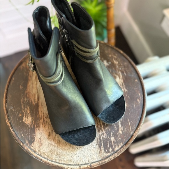 OTBT NWOT Black Peep Toe Ankle Boots with rope hassle detail - Picture 3 of 11